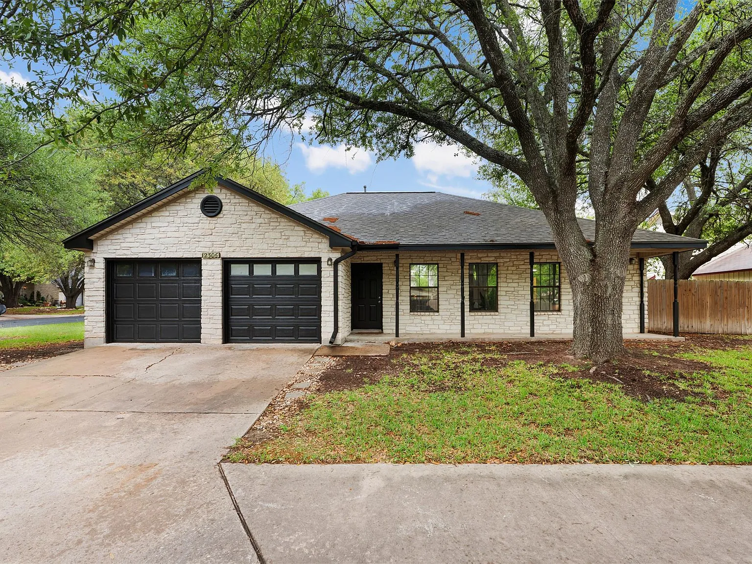 3 bed, 2.0 bath, 1377 sqft, $2,050 — Photo 3
