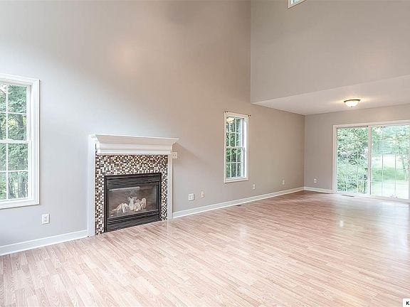 3rd image of 516 Floral Valley Dr W