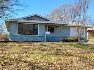 1301 N Clay St, Ennis, TX 75119