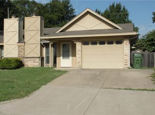 2504 Oak Hill Dr, Arlington, TX 76006