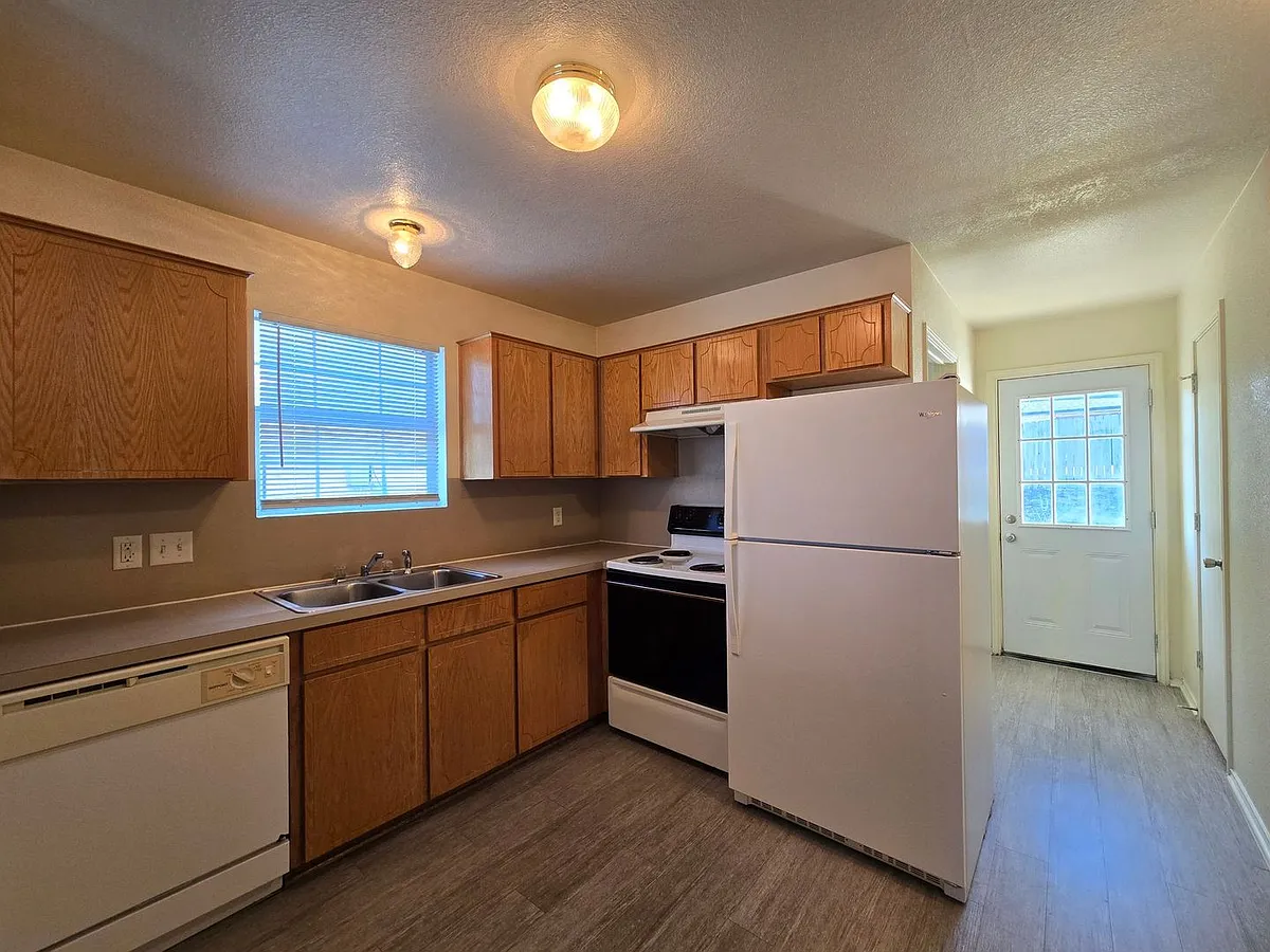 Building Photo - 3406 Zephyr Rd #A
