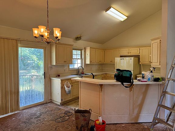 4th image of 115 Parlier St
