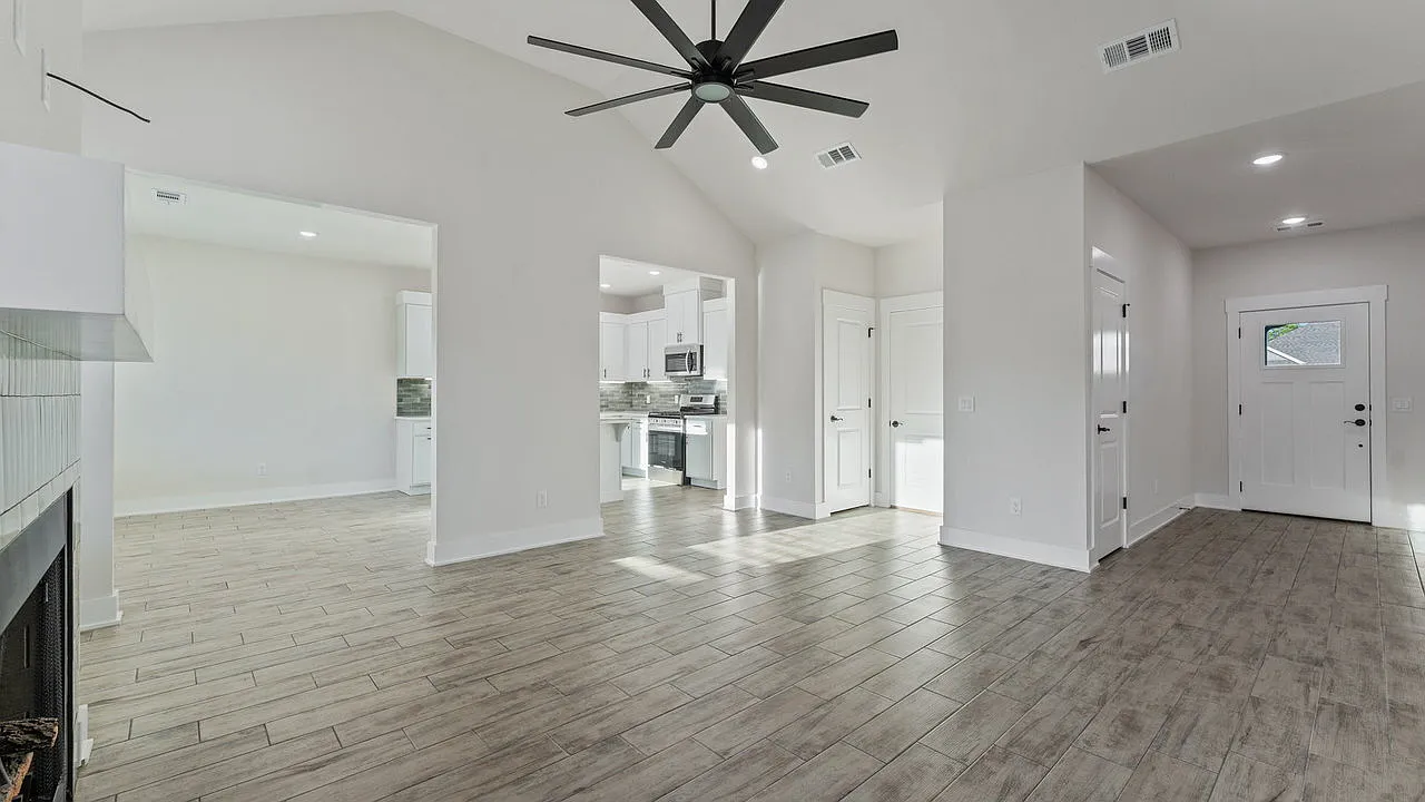 3 bed, 2.0 bath, 1751 sqft, $1,945 — Photo 4