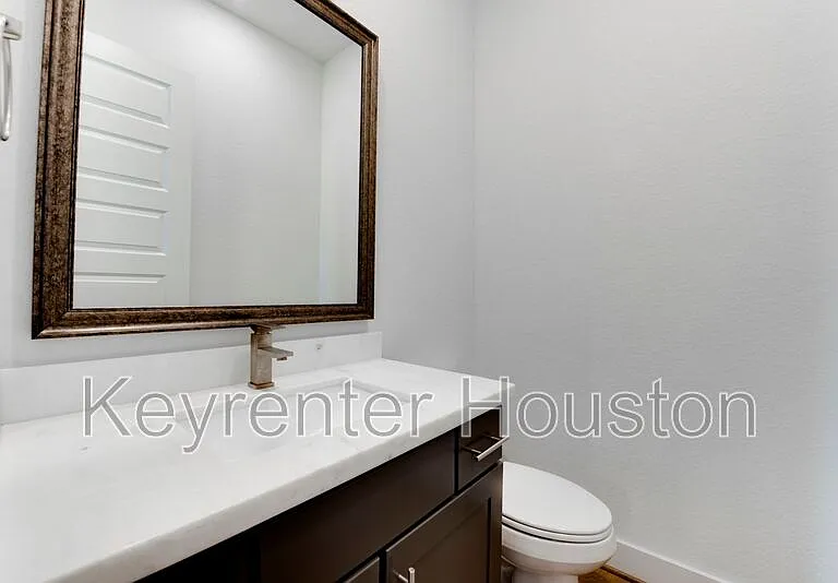 2928 Lamar St — Photo 10