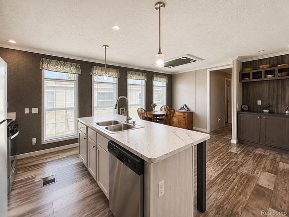 3rd image of 170 Newbury