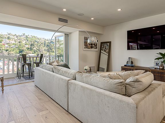 3rd image of 999 N Doheny Dr APT 1003