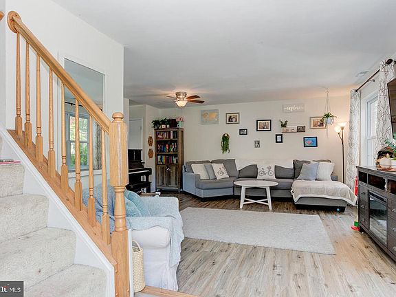 4th image of 8351 Stationhouse Ct