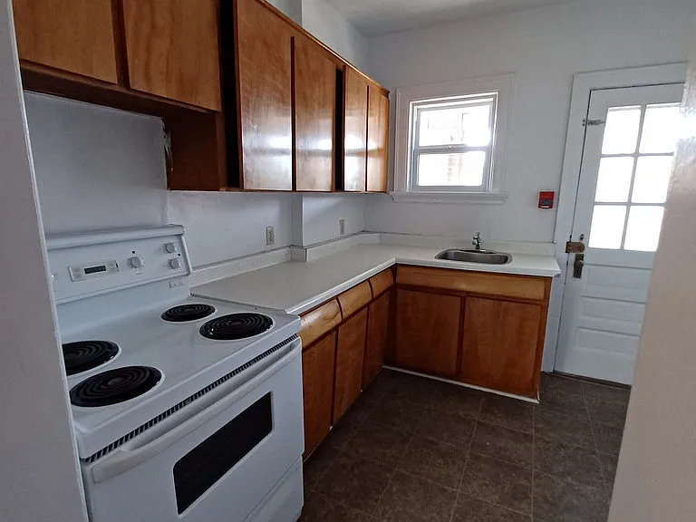 625 Argyle Rd — Photo 4