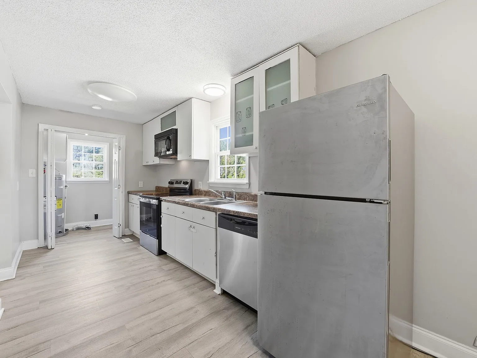 4 bed, 1400 sqft, $1,400 — Photo 2