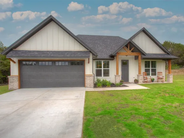 1304 W Tioga Ct, Granbury, TX 76048