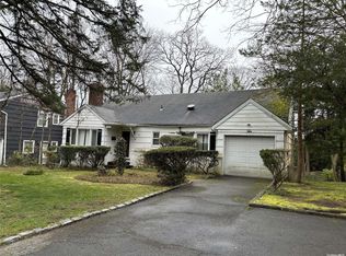 10 W Terrace Rd, Great Neck, NY 11021
