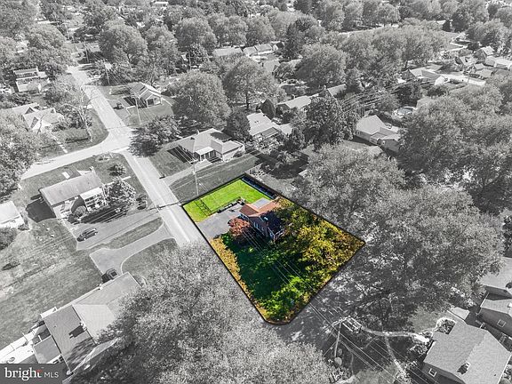 5th image of 301 S Kershaw St