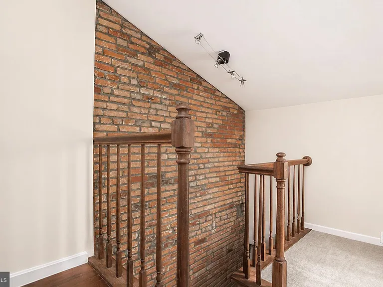 115 E West St — Photo 18