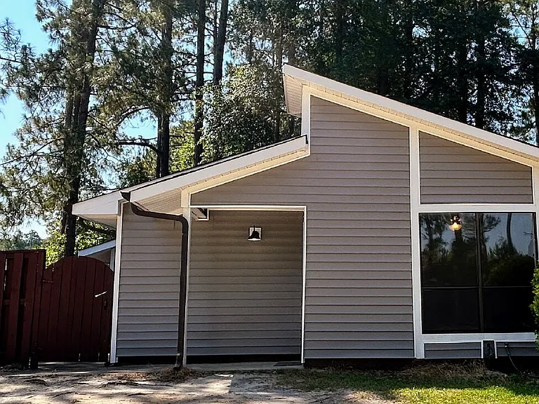 633 Mosswood Ln — Photo 2