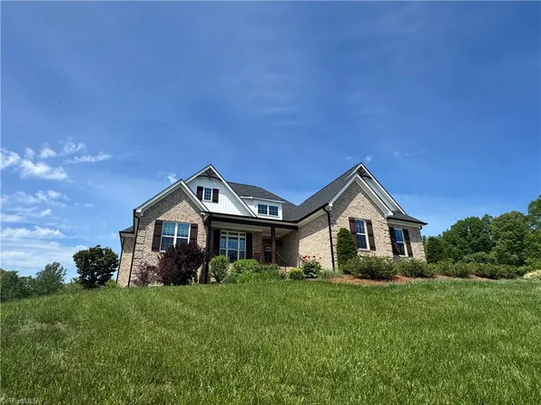 108 Flagstone Dr, King, NC 27021