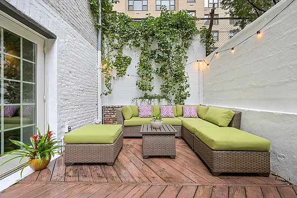 Sold by Poljan Properties Inc. | media 16