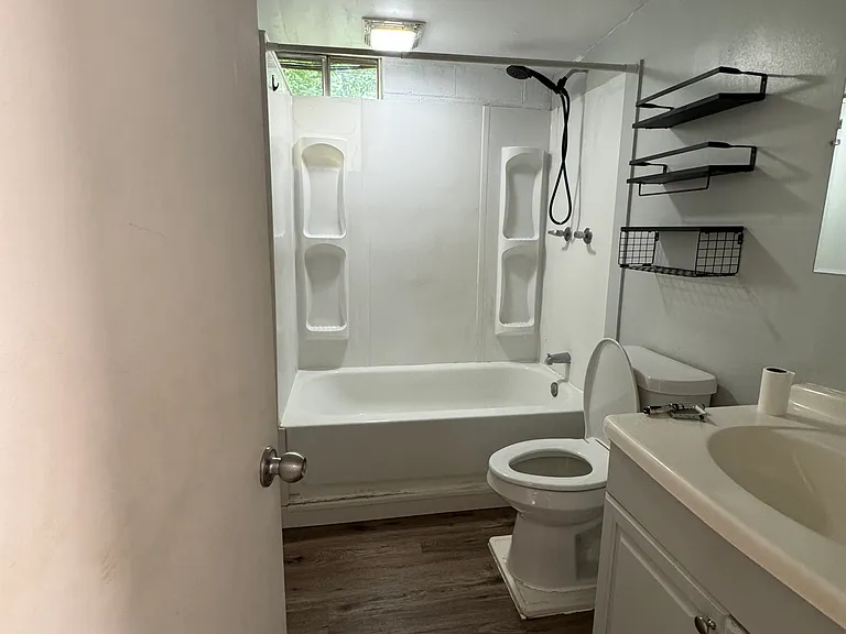 8718 Rollingwood Rd #B — Photo 10