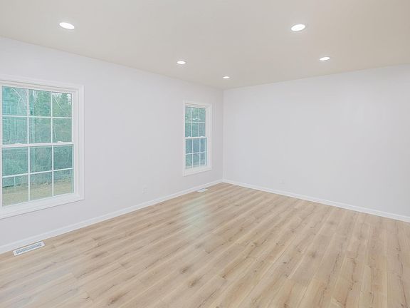 3rd image of 102 Graystone Dr