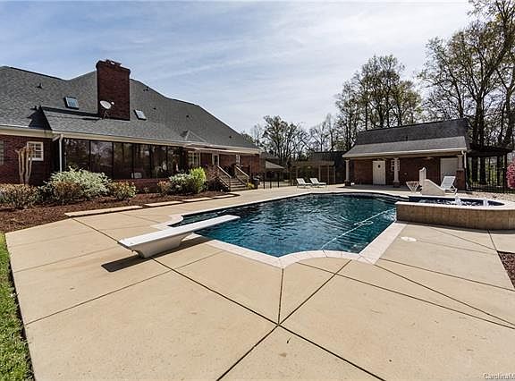 3rd image of 104 Woodstone Dr