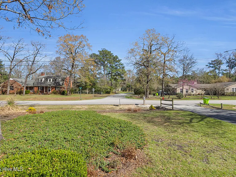 609 Edgehill Rd — Photo 6
