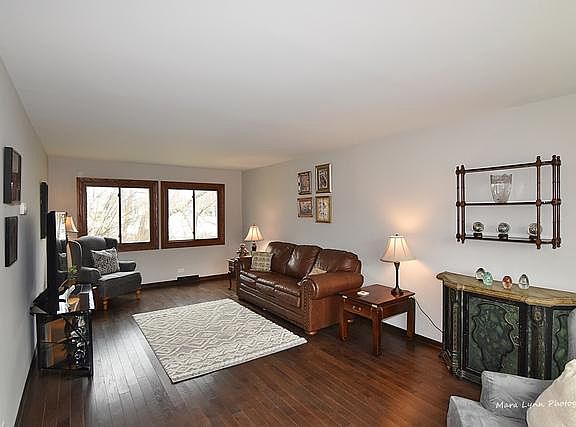 4th image of 371 N Morris Dr