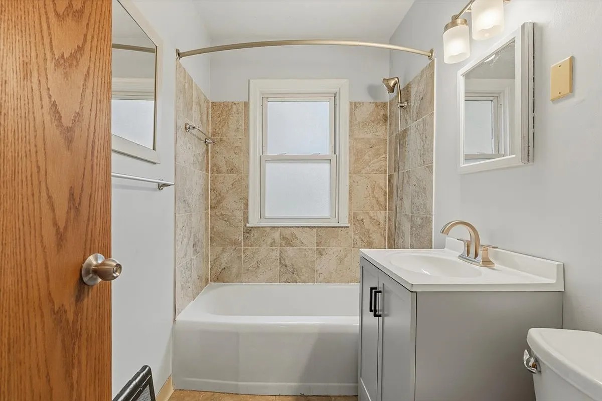 3 bed, 1194 sqft, $2,050 — Photo 4