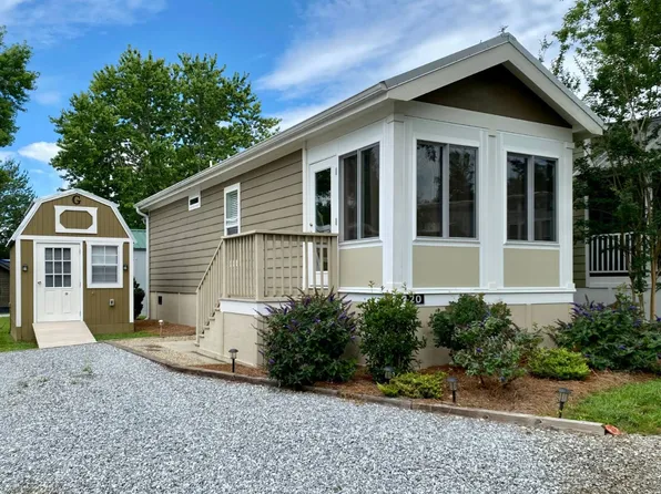 20 Two Swans Ln, Flat Rock, NC 28731