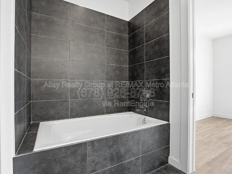 1463 La France St NE #8 — Photo 18