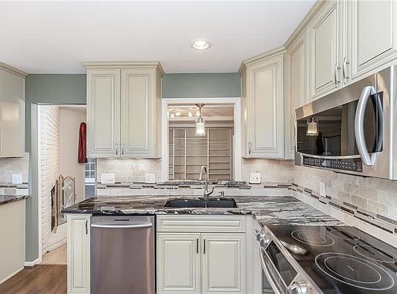 5th image of 7208 W 101st St