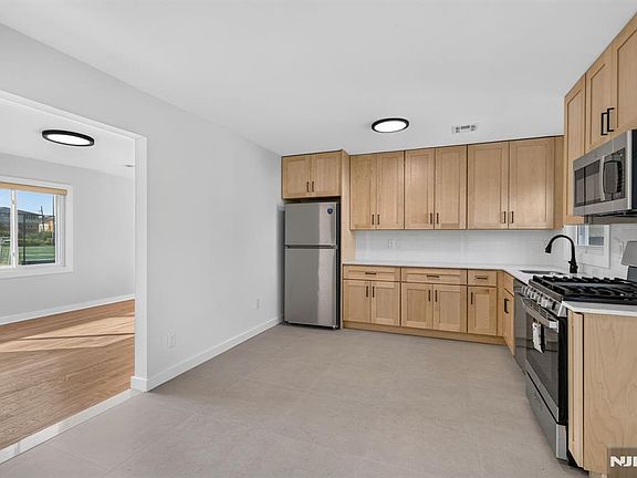 4th image of 94 Irving Pl
