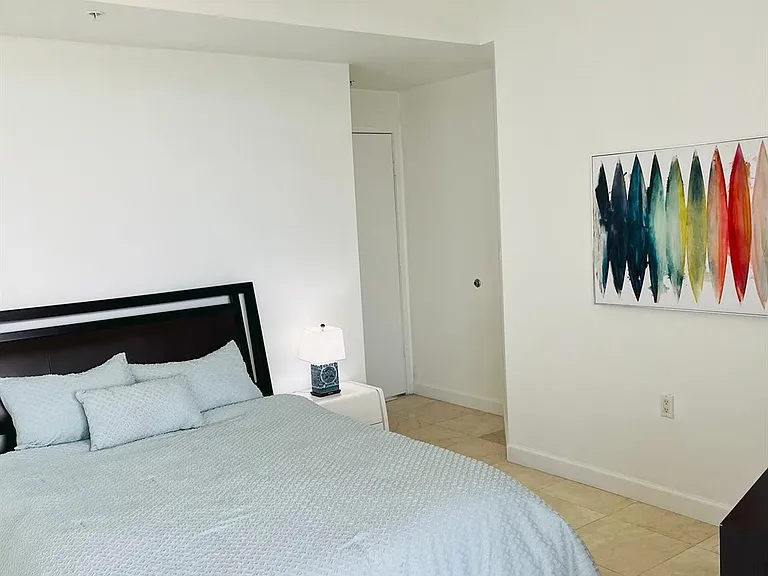 16275 Collins Ave — Photo 11