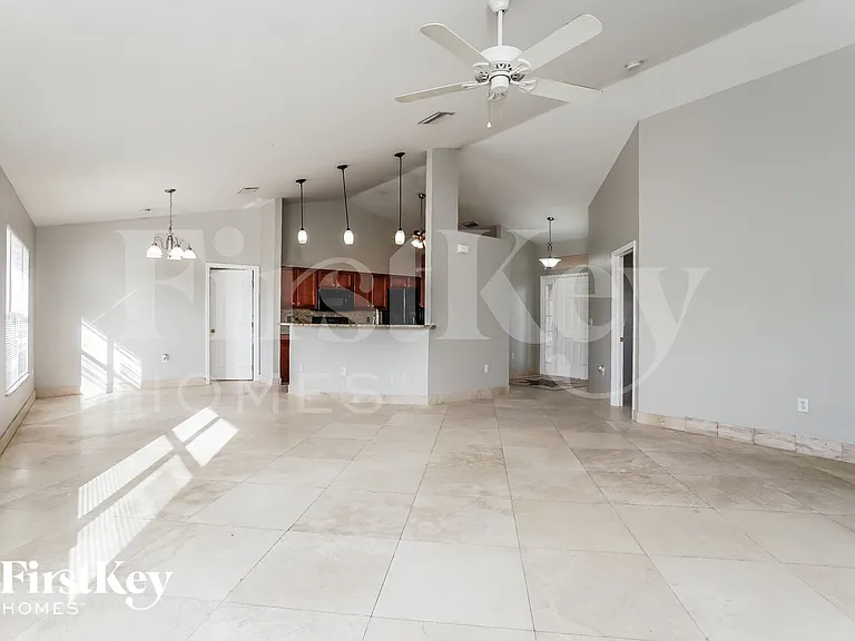 1606 SW 14th St — Photo 4