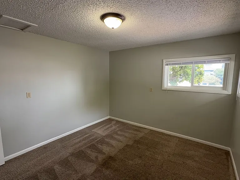 210 SE Court St — Photo 4