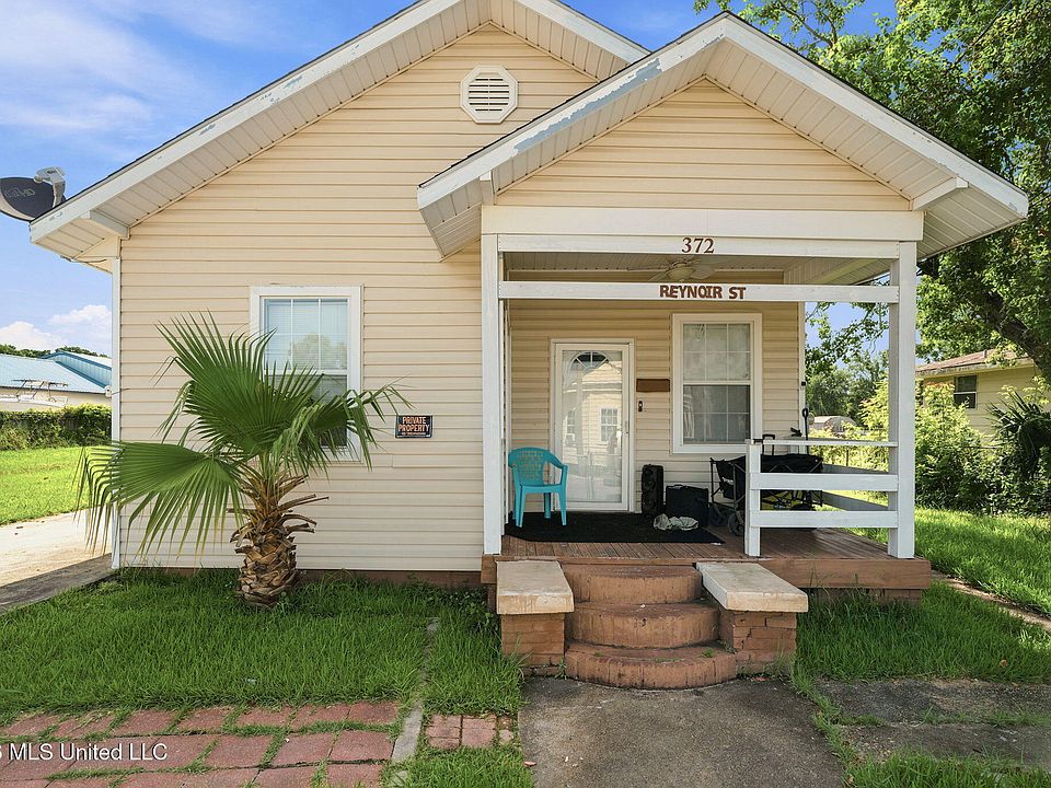 1st image of 372 Reynoir St