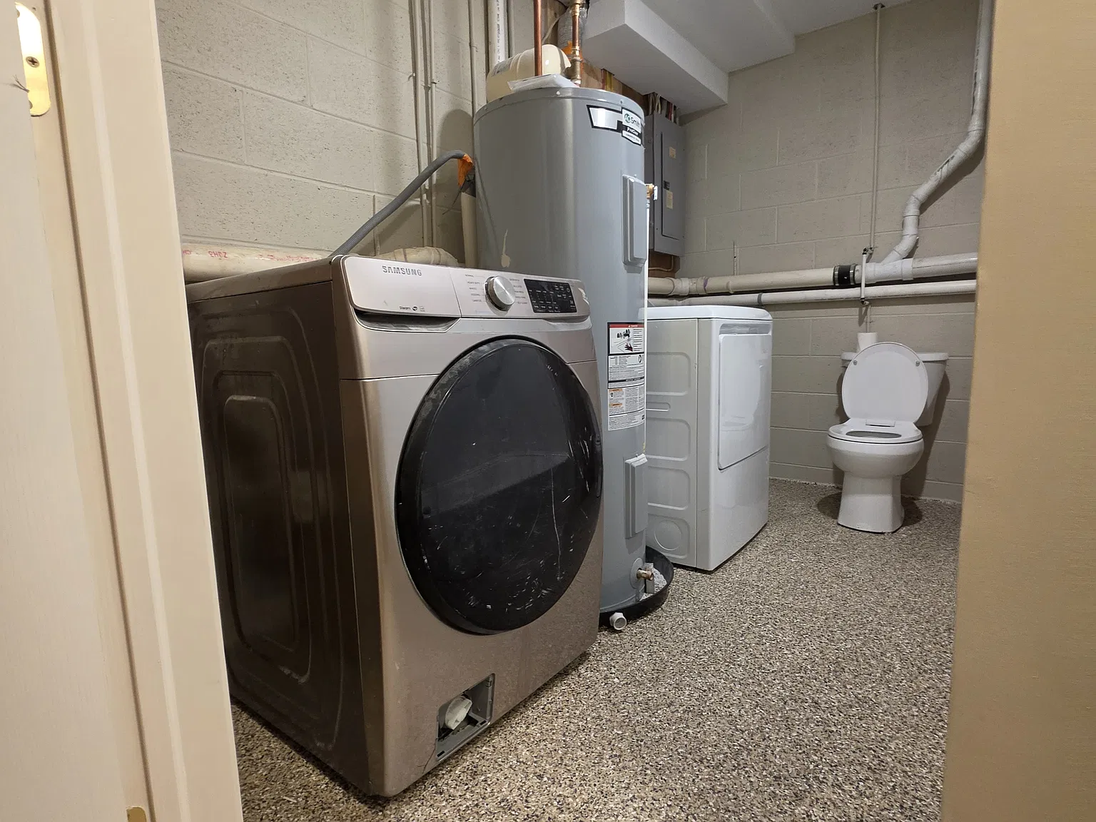 Studio, 650 sqft, $1,300 — Photo 2