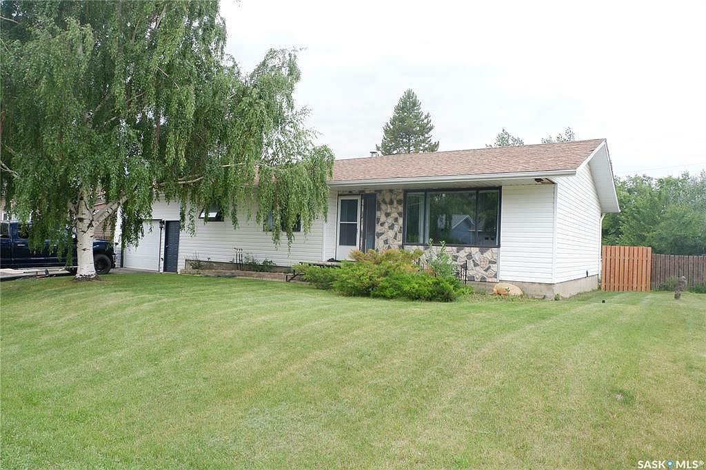 142 3rd St W, Coronach, SK S0H 0Z0 Zillow