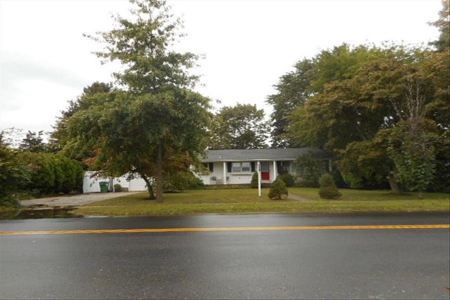 1st image of 825 Peconic Ln