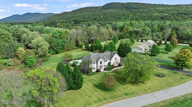 4th image of 18 Oak Valley Way