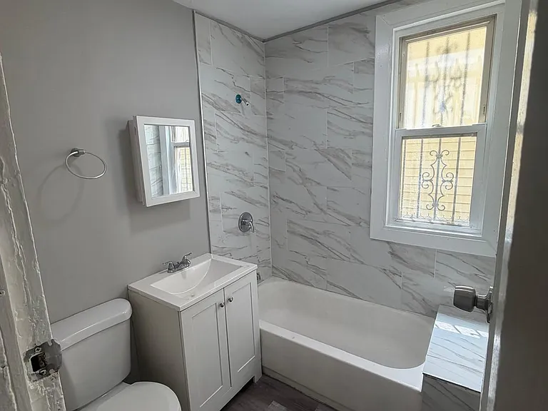 186 N 12th St #1B — Photo 3