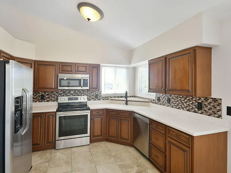 1194 Eagle Dr — Photo 8
