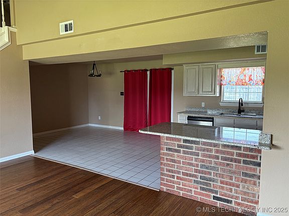 5th image of 2700 Little John Dr