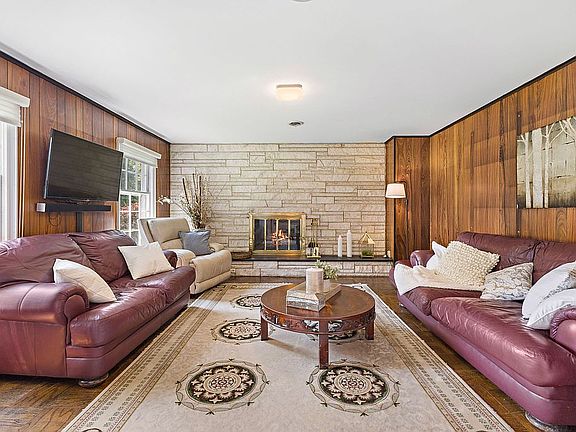 3rd image of 43 Windsor Dr