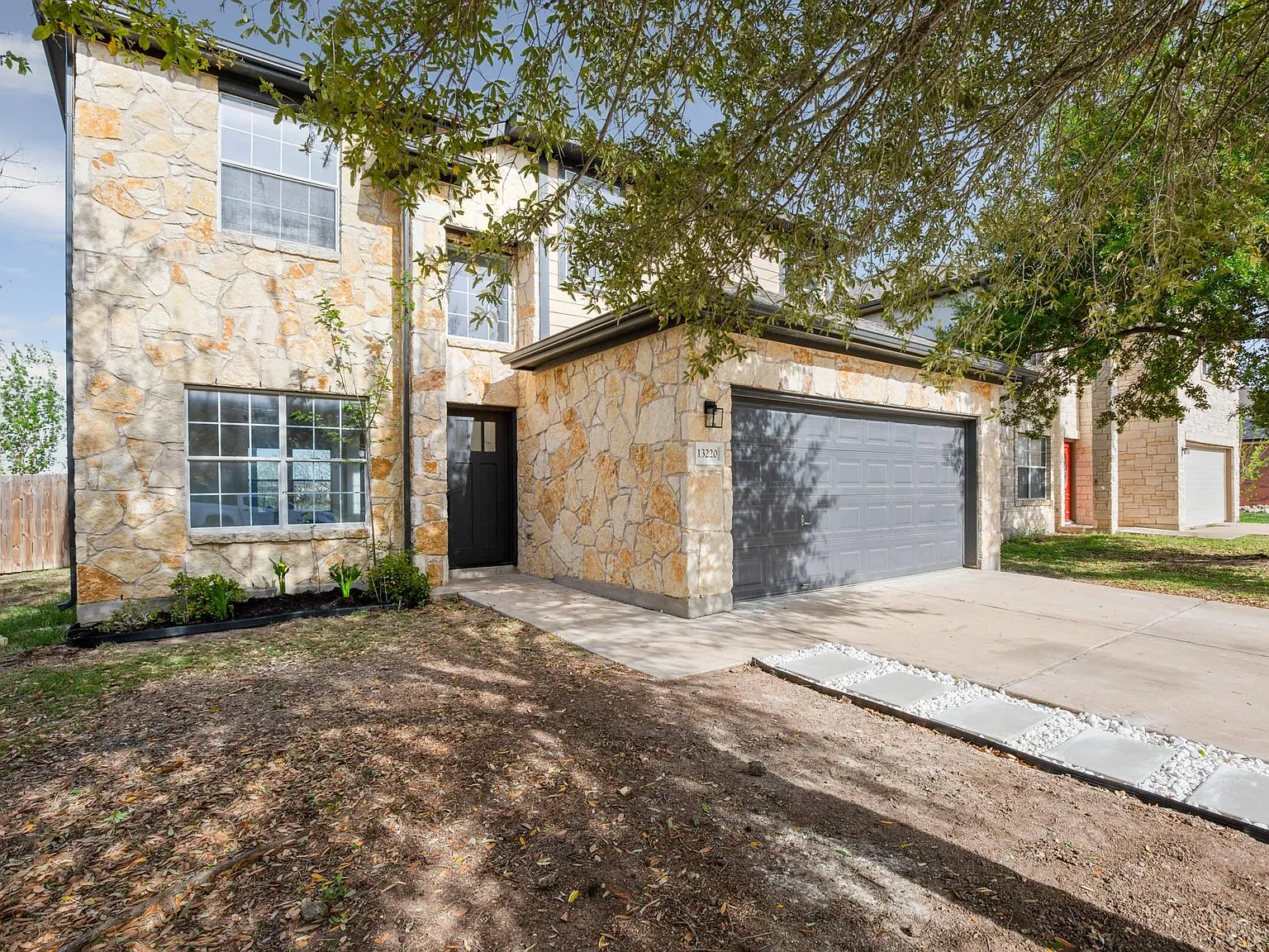 4 bed, 2.5 bath, 2051 sqft, $2,350 — Photo 2