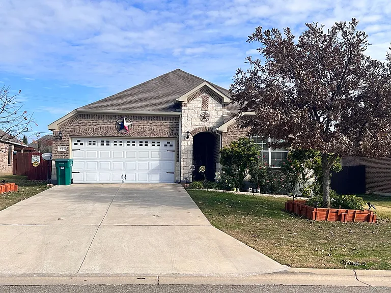 849 Olive Ln — Photo 1