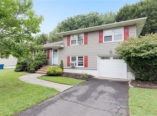 22 Maplehurst Ln, Piscataway, NJ 08854