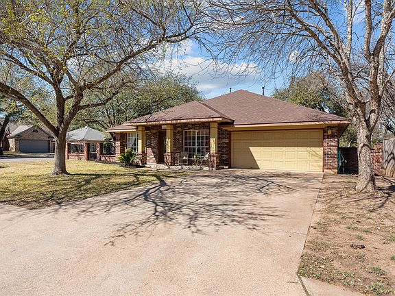 3rd image of 1211 Sugarberry Dr