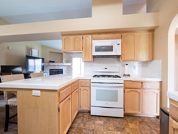 5th image of 989 Cedarwood St