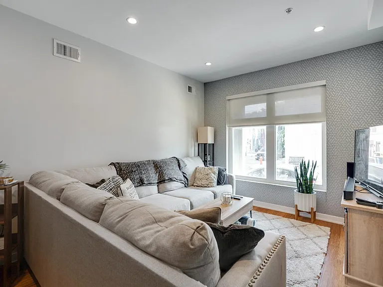 1637 Carpenter St #2 — Photo 2