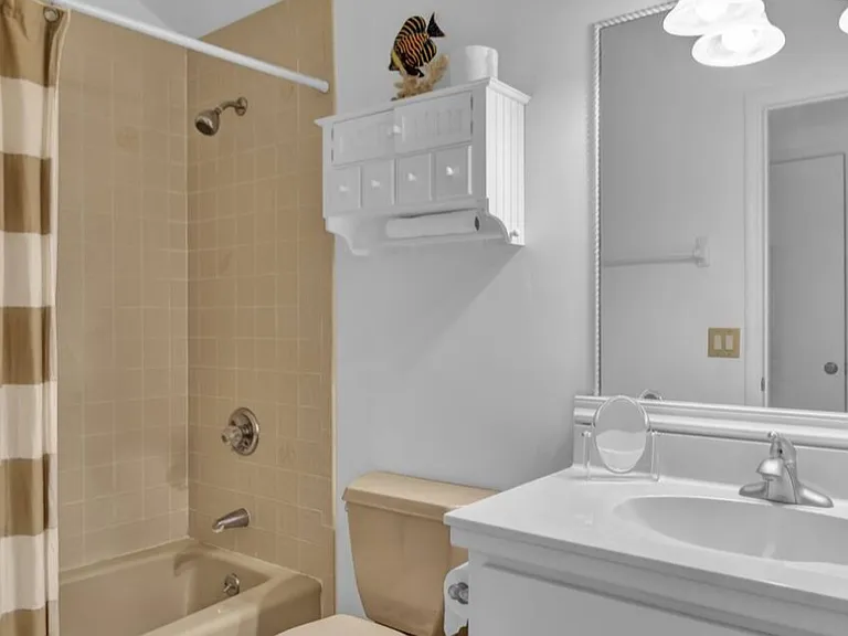 1821 E Barefoot Pl — Photo 11