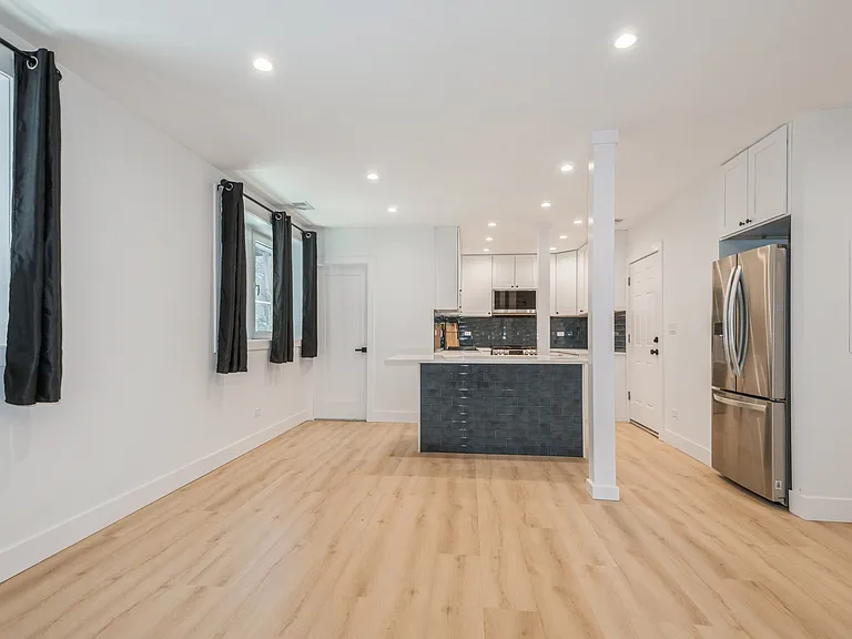 1535 W Estes Ave #G — Photo 4